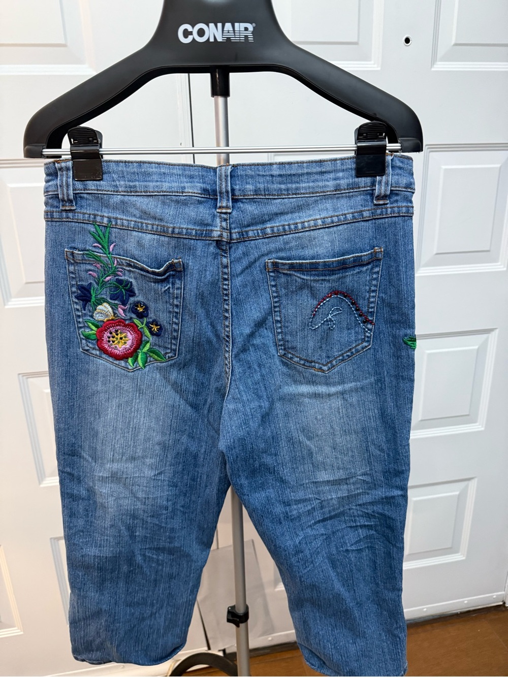 Boston Proper Blue Cropped Jeans with Floral Embroidery - Picture 4 of 7